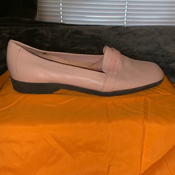 Easy Spirit Pink Leather Loafers - Picture 2 of 8